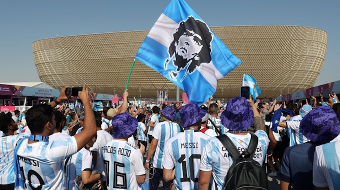 Fans vor dem Lusail Iconic Stadium bei der WM 2022 in Katar