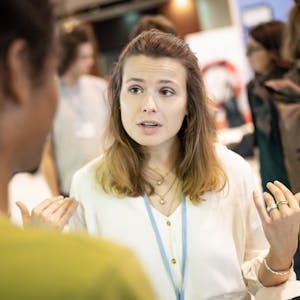 Luisa-Marie Neubauer, Klimaaktivistin der Fridays for Future Bewegung, diskutiert bei der UN-Weltklimakonferenz in Ägypten mit einer Person.