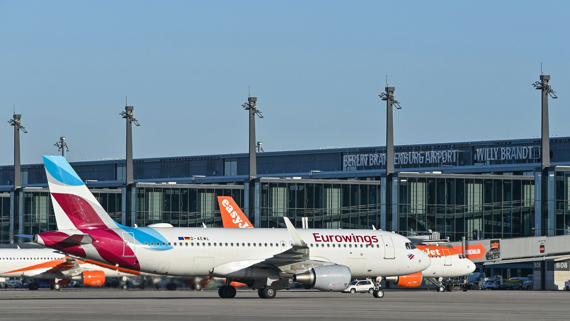Ein Passagierflugzeug der Fluggesellschaft Eurowings rollt zum Terminal 1 vom Hauptstadtflughafen Berlin Brandenburg «Willy Brandt» (BER).