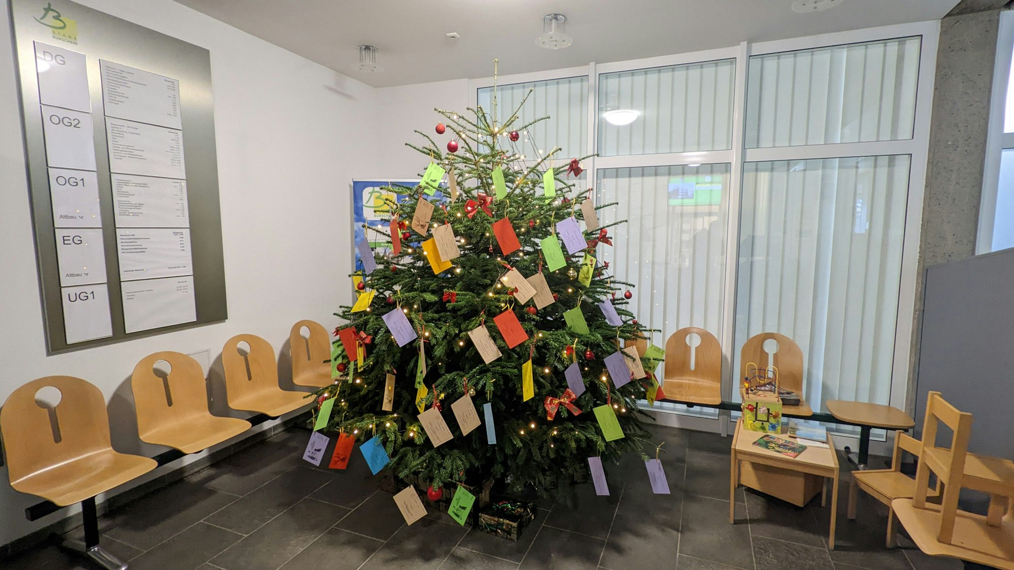 Der Weihnachtswunschbaum in Burscheid, im Rathaus