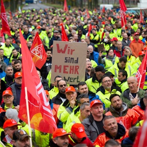 Beschäftigte von Ford und Mitarbeiter anderer Betriebe versammeln sich zu einer Demonstration und Kundgebung der Gewerkschaft IG Metall am Tor 24 des Ford-Werks in Köln Niehl.