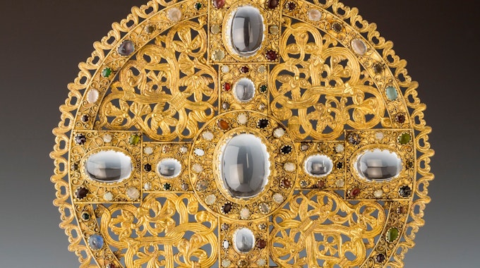 Ein goldenes Scheibenkreuz mit eingesetzten Bergkristallen aus dem Hildesheimer Dommuseum.