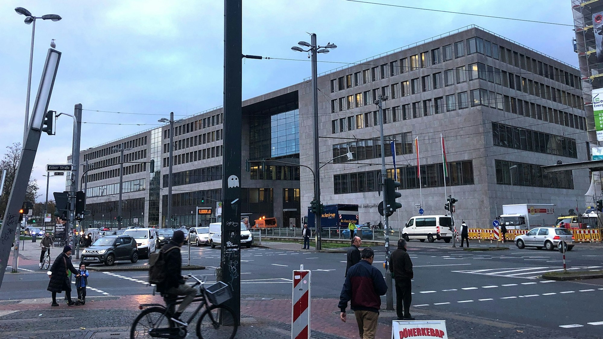 Das Düsseldorfer Landgericht, davor eine mehrspurige Straße