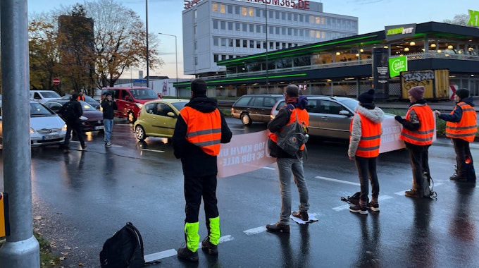 Klimaaktivisten und -aktivistinnen der „Letzten Generation“ blockieren am 24. Novembber 2022 die Innere Kanalstraße in Köln, eine wichtige Verkehrsader der Stadt.