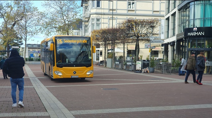 Ein Bus der RSVG fährt zum Siegburger Busbahnhof.
