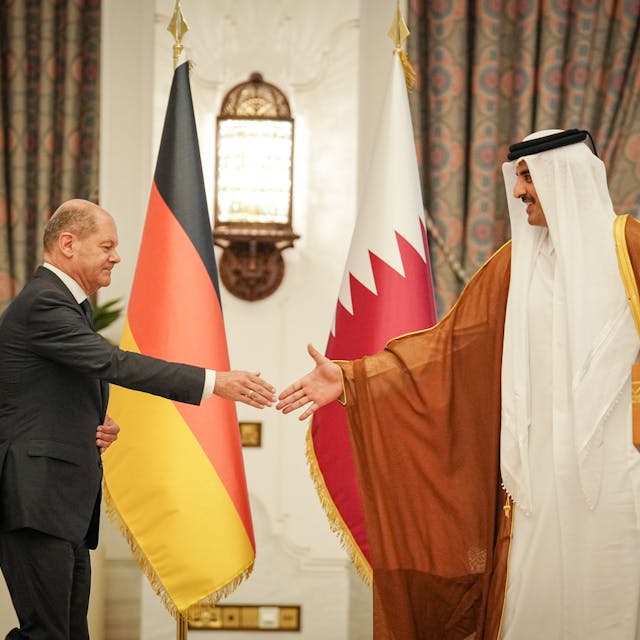 Bundeskanzler Olaf Scholz (l, SPD) und der Emir von Katar, Tamim bin Hamad Al Thani, reichen sich nach ihrem Gespräch und dem Pressestatement die Hände