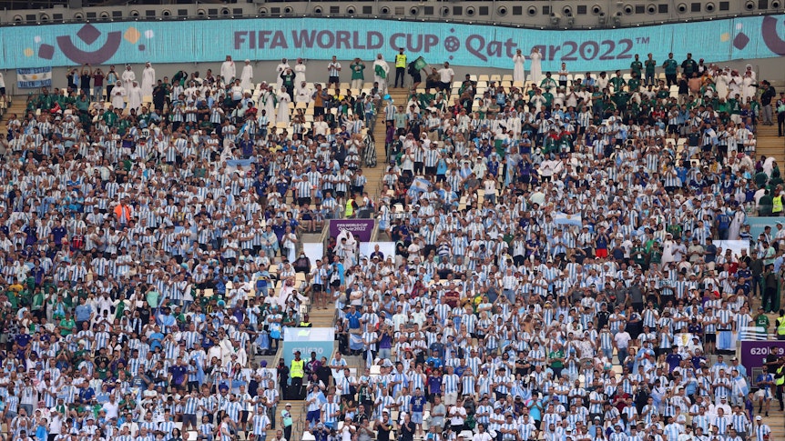 Der argentinische Fan-Bereich im Lusail Iconic Stadium beim Spiel der WM 2022 gegen Saudi-Arabien