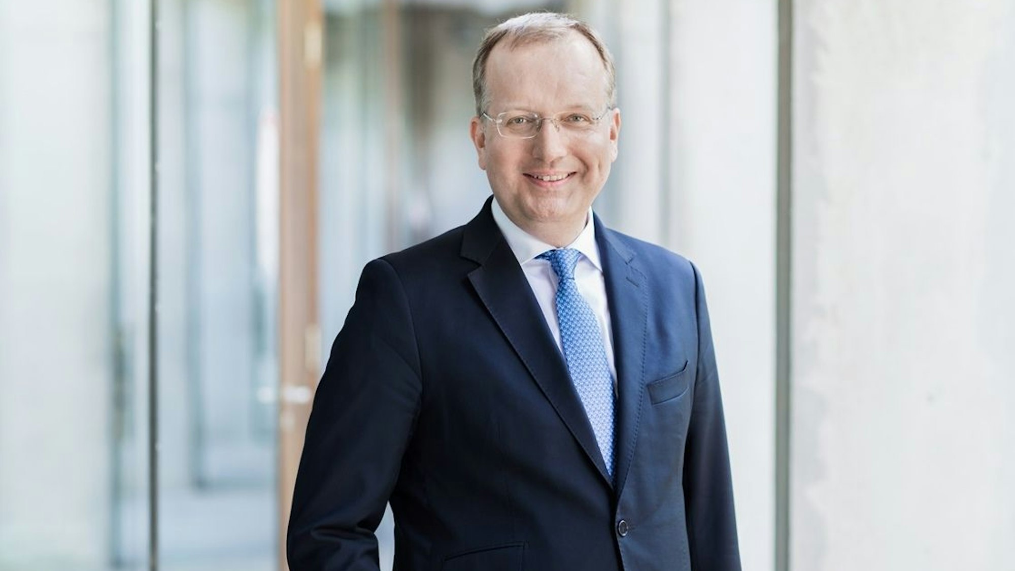 Markus Ogorek, Direktor des Instituts für Öffentliches Recht und Verwaltungslehre an der Universität zu Köln, im blauen Anzug.