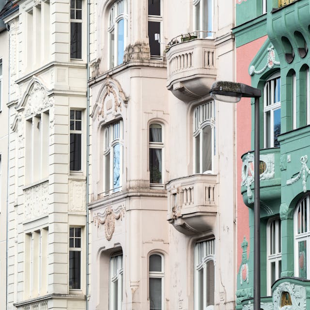 Zu sehen sind in unterschiedlichen Farben gestrichene Altbaufassaden in Köln.&nbsp;