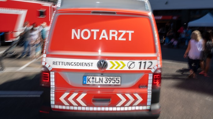 Ein Notarzteinsatzfahrzeug steht am Tag der Feuerwehr auf der Wache Scheibenstraße.