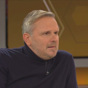 Dietmar Hamann sitzt bei dem Fußball-Talk Sky90. Hamann hat nach dem misslungenen WM-Auftakt der deutschen Nationalmannschaft scharfe Kritik geäußert.