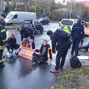 Aktivisten der Gruppe Letzte Generation haben sich auf der Inneren Kanalstraße festgeklebt.