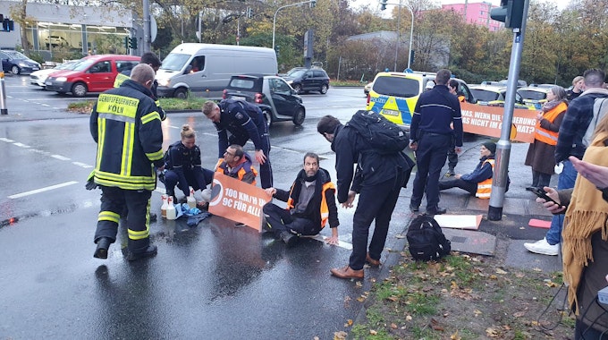 Aktivisten der Gruppe „Letzte Generation" haben sich auf der Inneren Kanalstraße festgeklebt.
