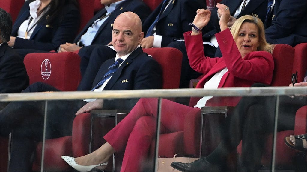 Nancy Faeser sitzt neben Gianni Infantino bei Deutschlands WM-Auftakt gegen Japan.