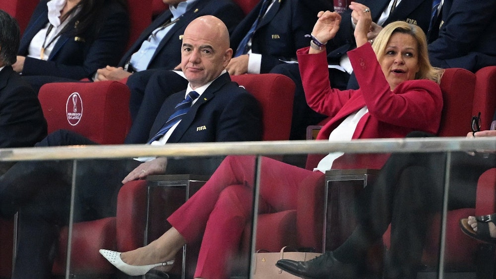 Nancy Faeser sitzt neben Gianni Infantino bei Deutschlands WM-Auftakt gegen Japan.