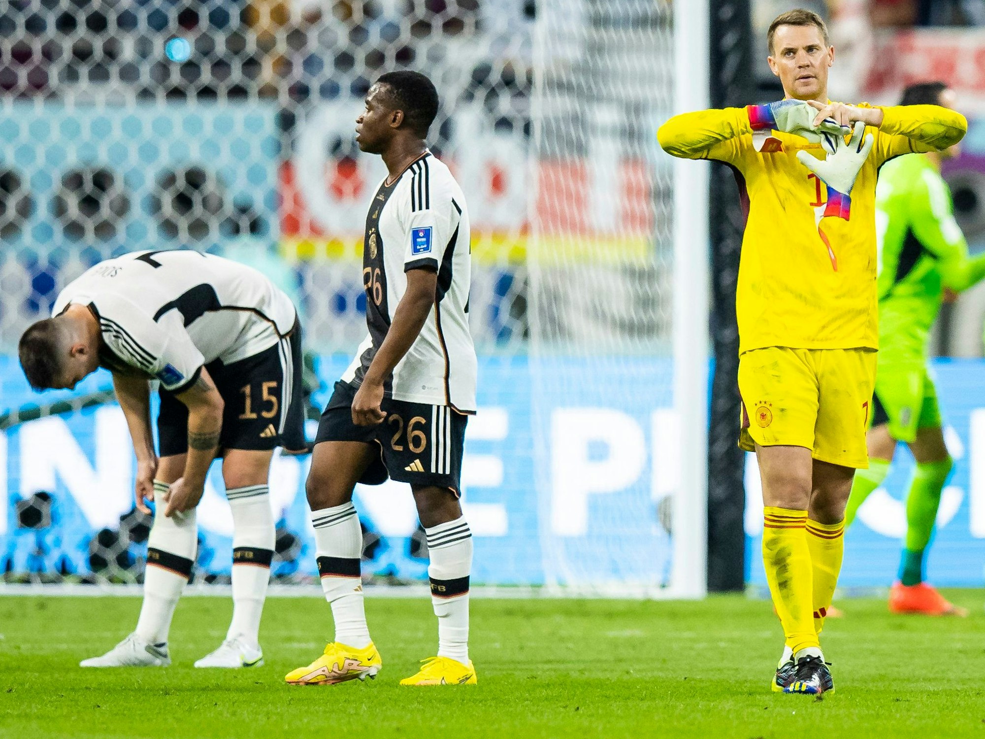 Deutschlands Torwart Manuel Neuer (r), Deutschlands Niklas Süle (l) und Deutschlands Youssoufa Moukoko (M) reagieren unzufrieden nach dem Spiel.
