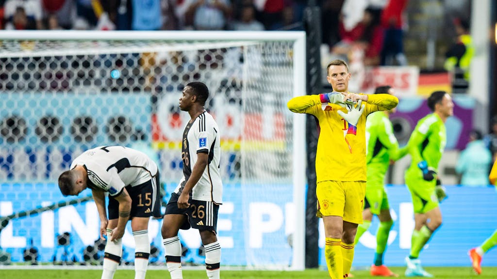 Deutschlands Torwart Manuel Neuer (r), Deutschlands Niklas Süle (l) und Deutschlands Youssoufa Moukoko (M) reagieren unzufrieden nach dem Spiel.