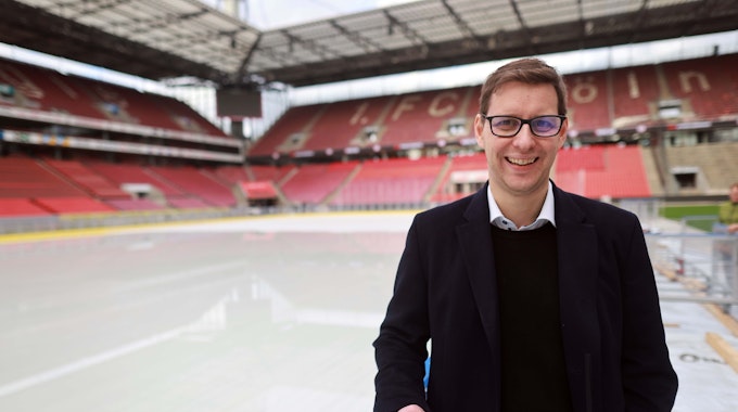 Projektleiter Torsten Pfennig von den Kölner Haien steht an der Bande der Eisfläche, die derzeit im Innenraum des Rheinenergie-Stadions aufgebaut wird.