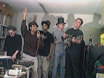 Das Bild zeigt unter anderem Adé Bantu und Don Abi von der Gruppe B.A.N.T.U. und drei andere junge Männer beim Musizieren.