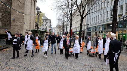 18.11.2022, Köln:Die Putzmunter Aktion der Karnevalsgesellschaft: 'Die Grosse von 1823' in der Kölner Innenstadt.Foto:Dirk Borm