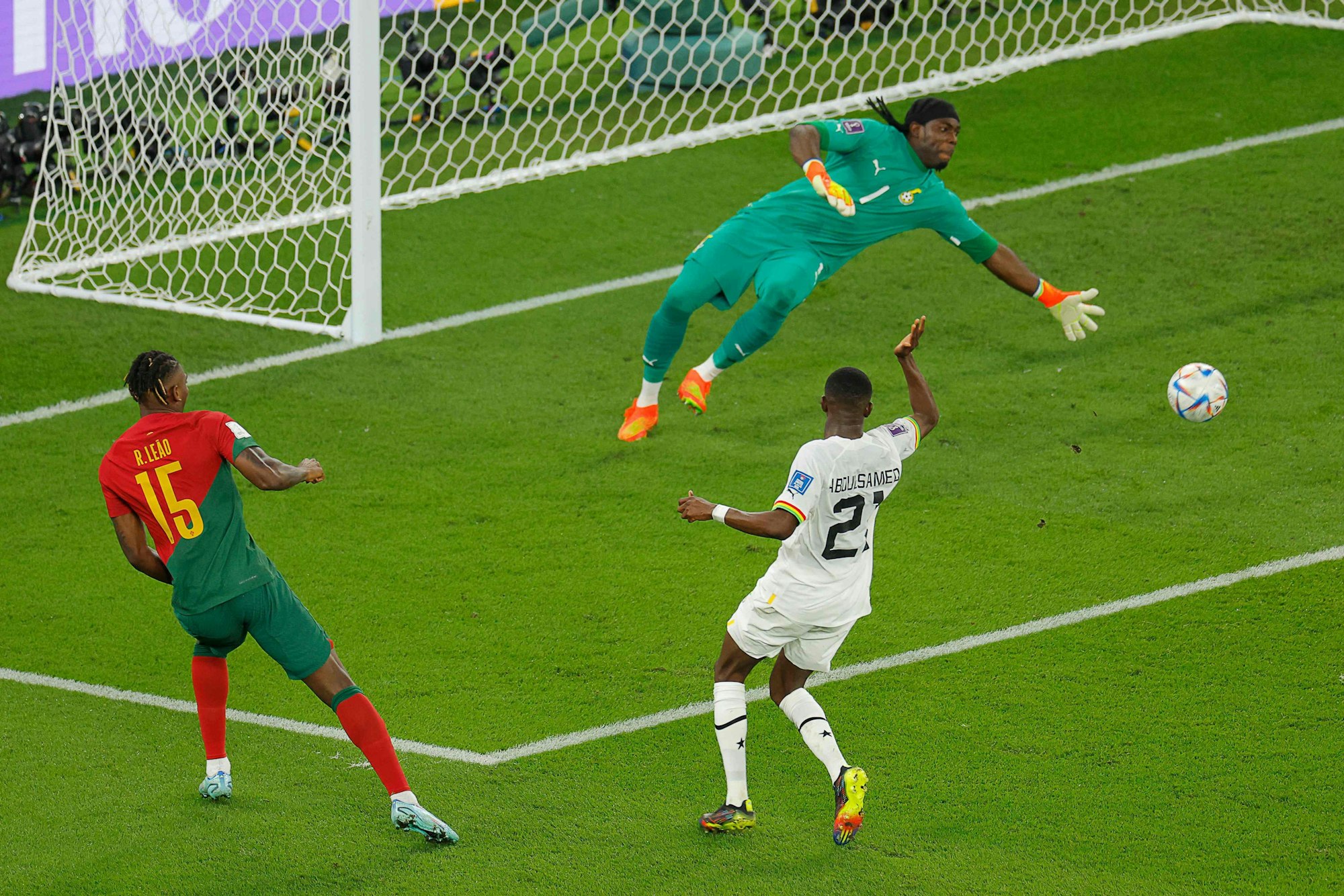 Portugals Rafael Leao trifft zum 3:1 gegen Ghana.