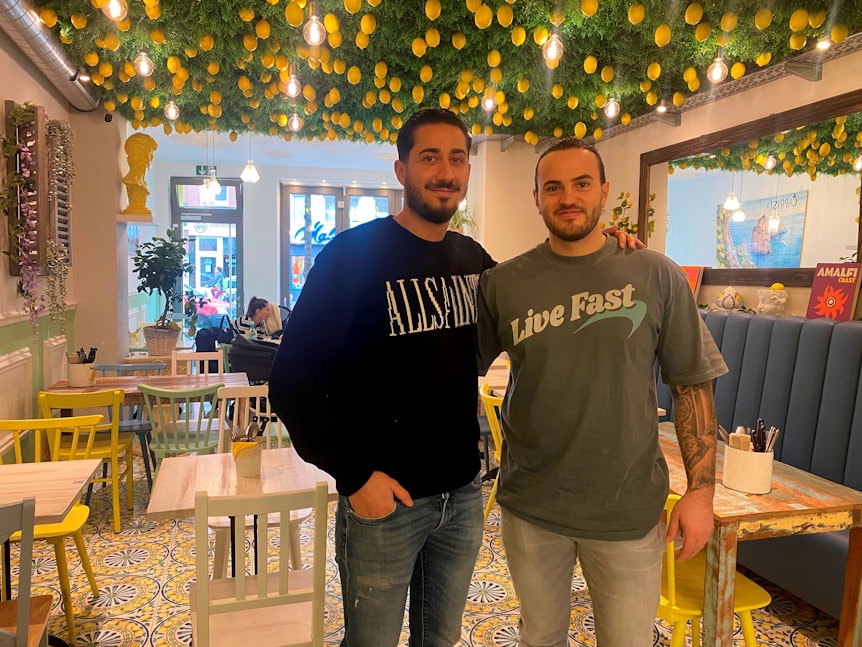Inhaber Bünyamin Christ (links) und Stefano Ligorio stehen in ihrem vor kurzem eröffneten Café „Caprista“.