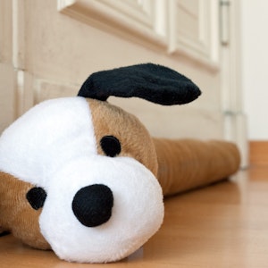 Ein Türstopper, auch „Kältefeind“ genannt, in Form eines Hundes.