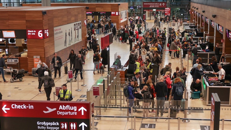 Reisende stehen in einer Schlange an der Sicherheitskontrolle im Terminal 1 des Flughafens BER.