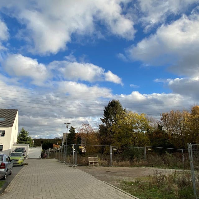 Die Straße „Am Krausbaum“ in Köln-Wahn: Hier soll neuer Wohnraum entstehen.