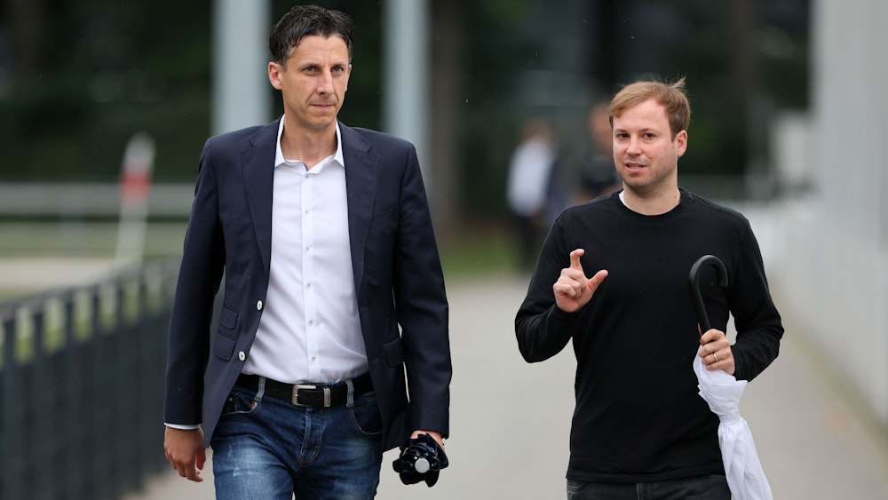 Christian Keller und Martin Schulz gehen zum Training des 1. FC Köln.