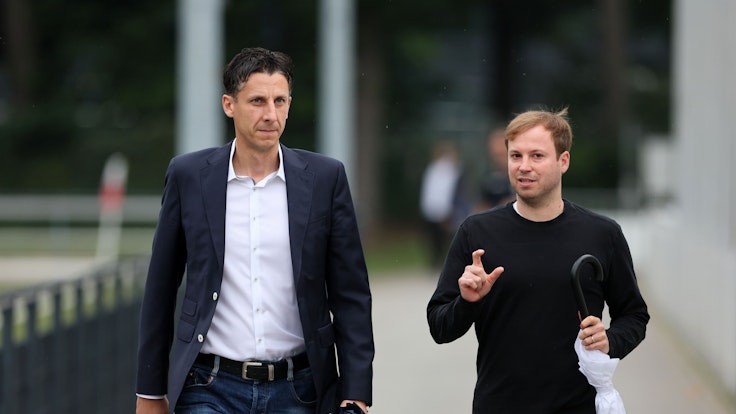 Christian Keller und Martin Schulz gehen zum Training des 1. FC Köln.