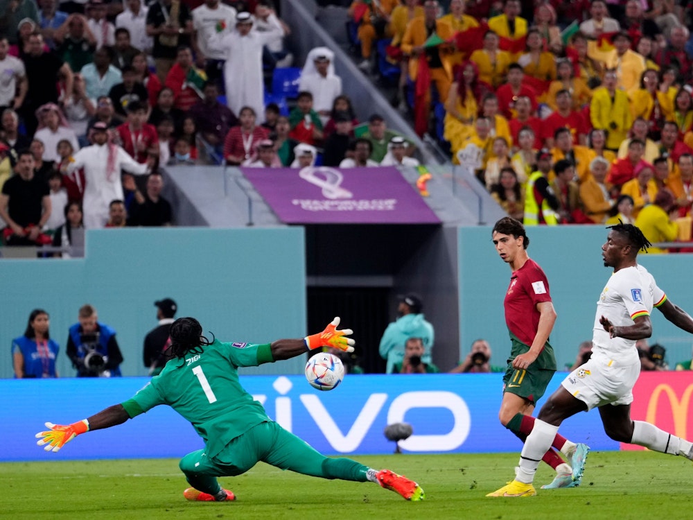 Joao Felix schießt das 2:1 für Portugal gegen Ghana.