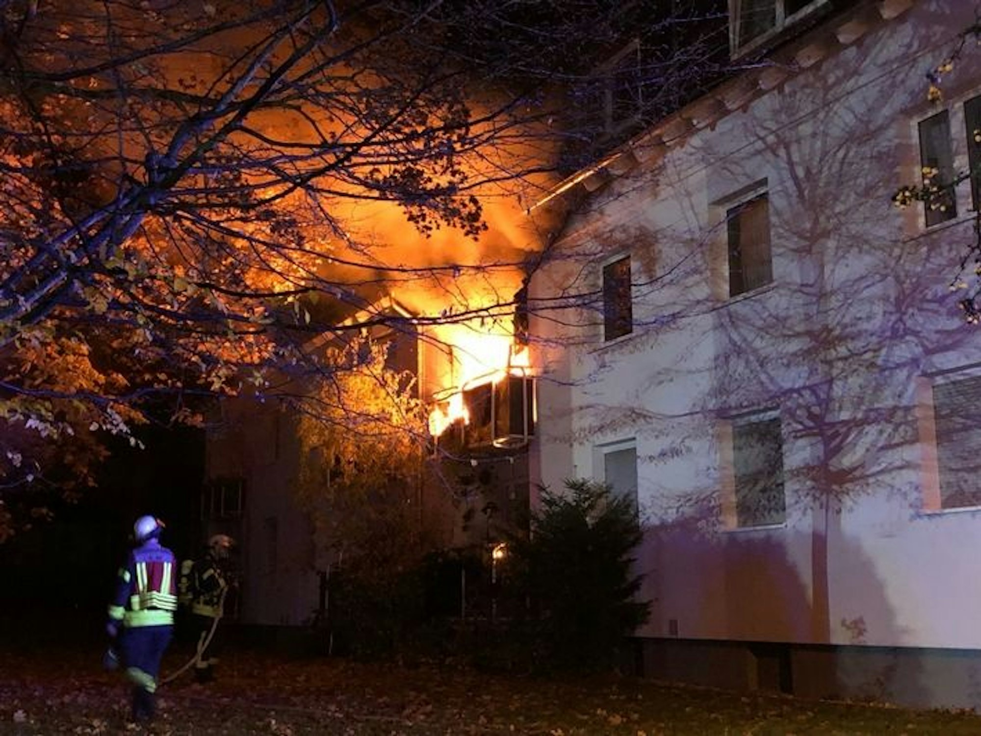 Eine Wohnung in Bonn-Pennenfeld steht in Flammen.
