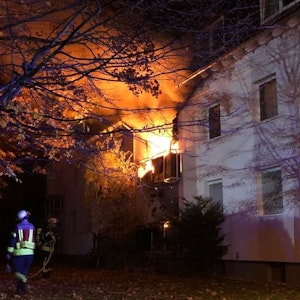 Eine Wohnung in Bonn-Pennenfeld steht in Flammen.