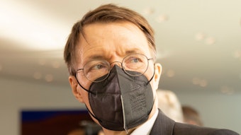 Bundesgesundheitsminister Karl Lauterbach schaut zur Seite. Er trägt eine schwarze FFP2-Maske und Brille. (Archivbild)