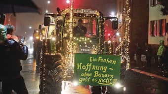 Ein leuchtender Traktor rollt mit der Aufschrift „Ein Funken Hoffnung – Ohne Bauern geht es nicht“ durch Overath-Heiligenhaus.