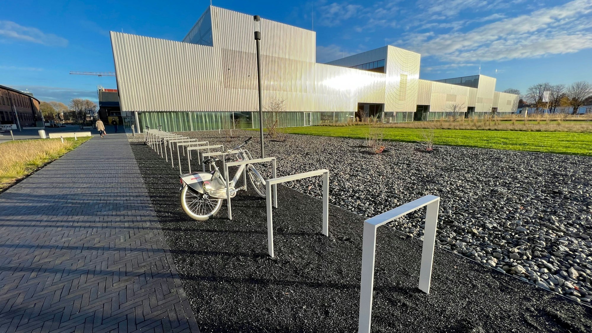 Fahrradständer vor der glitzernden Fassade des Hochschulcampus in Opladen.