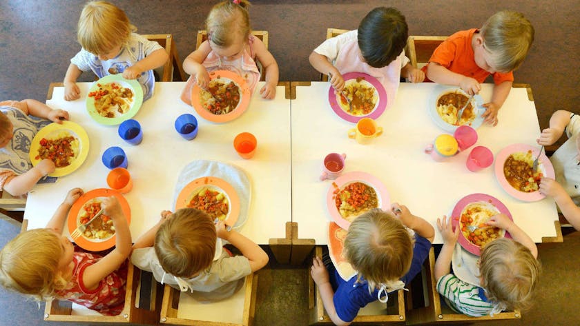 Kinder sitzen in einer Kindertageseinrichtung beim Mittagessen.&nbsp;