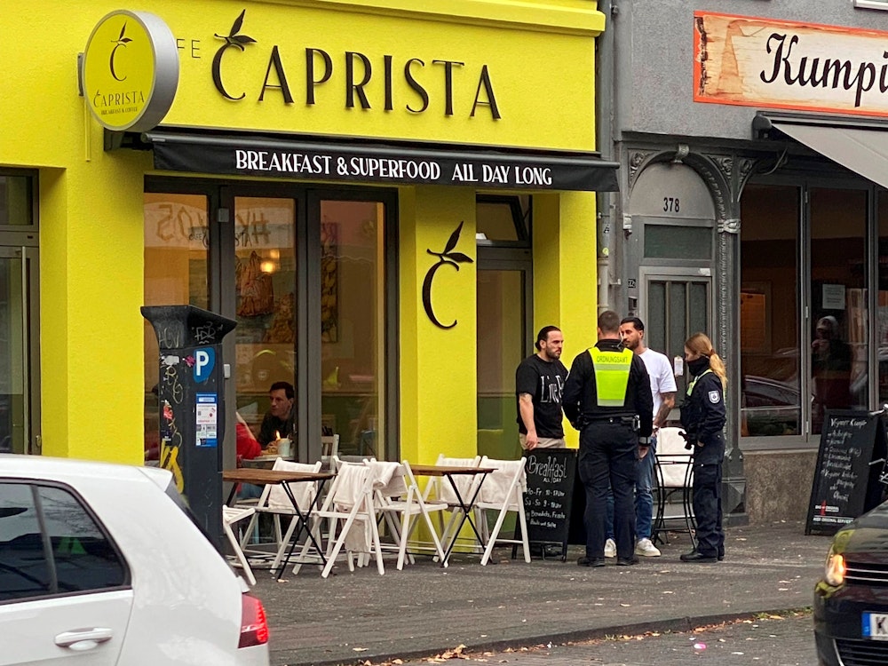 Das Ordnungsamt steht vor dem Kölner Café Caprista.