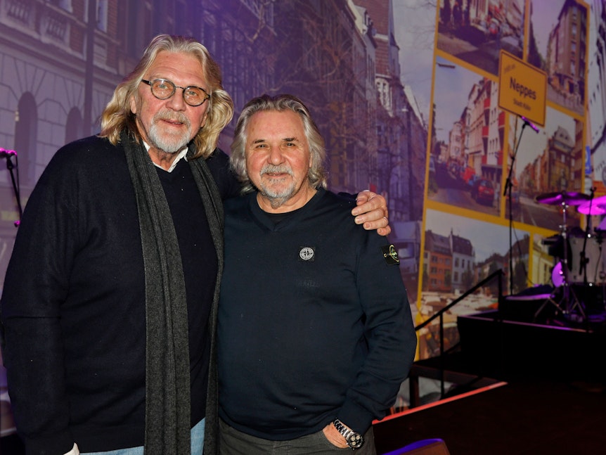 Tommy Engel und sein musikalischer Leiter Jürgen Fritz halten sich im Arm und grinsen in die Kamera.