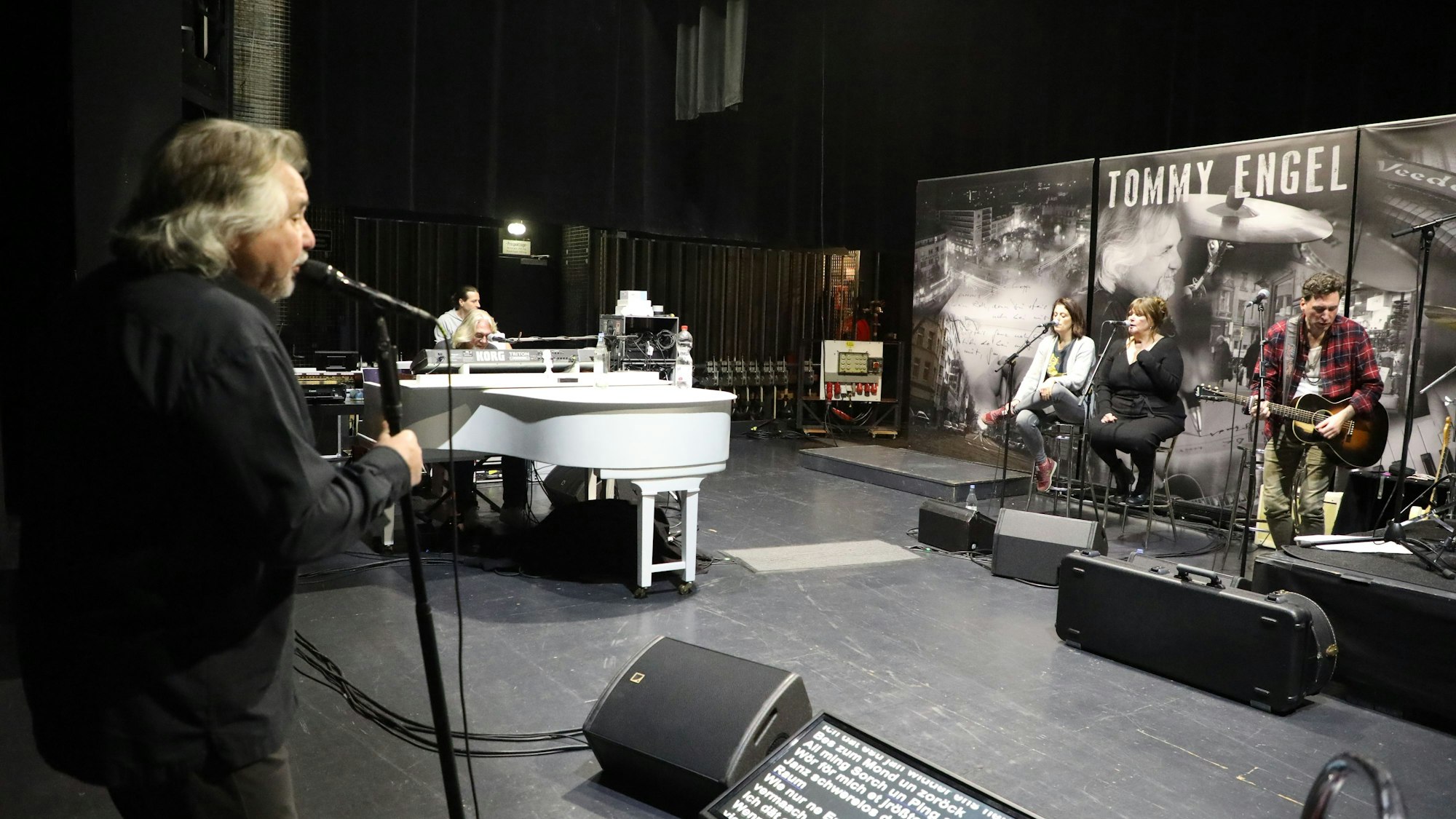 Der Sänger und Musiker steht bei der Bandprobe am Mikrofon.