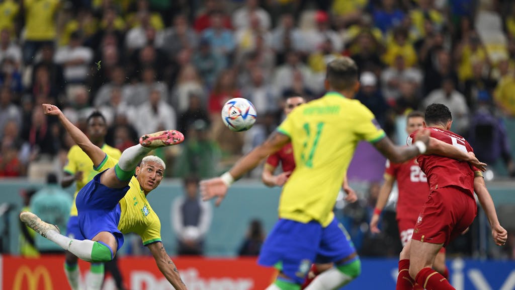 Richarlison (l.) von Brasilien trifft gegen Serbien spektakulär per Seitfallzieher.