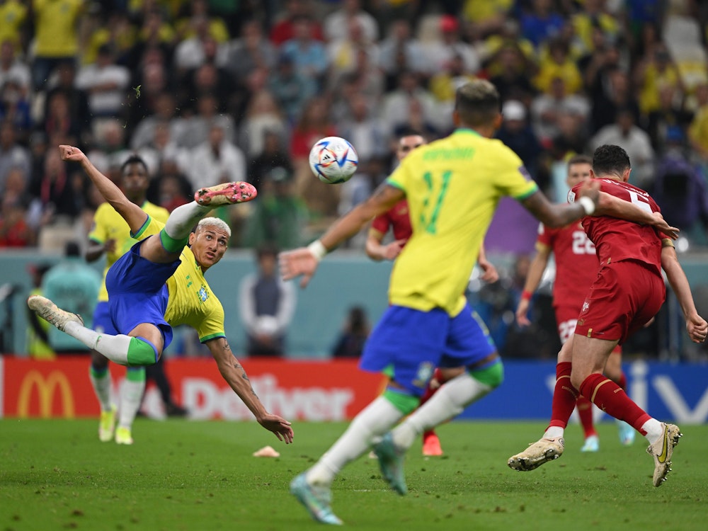 Richarlison (l.) von Brasilien trifft gegen Serbien spektakulär per Seitfallzieher.