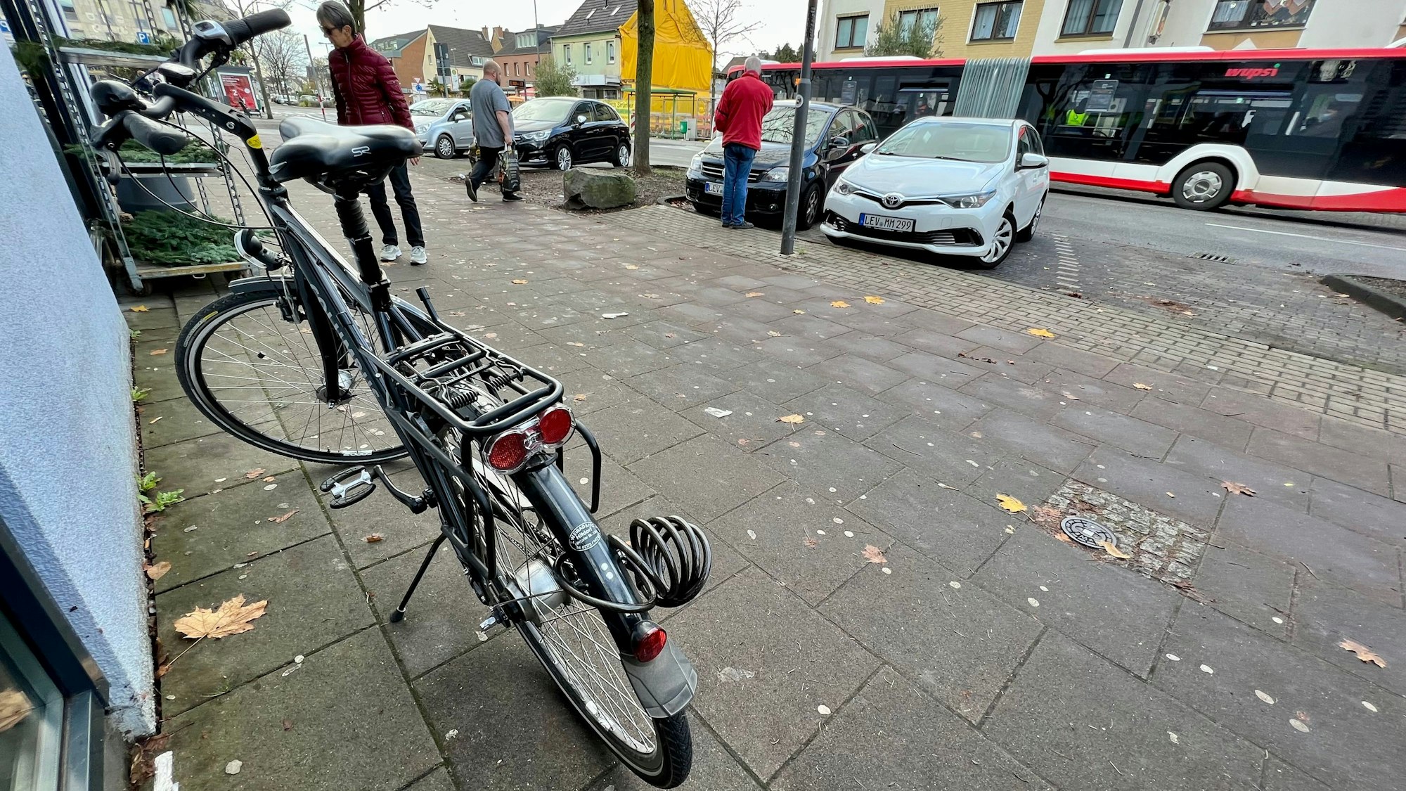 Abgestelltes Fahrrad vor dem Edeka-Markt an der Wupperstraße in Rheindorf