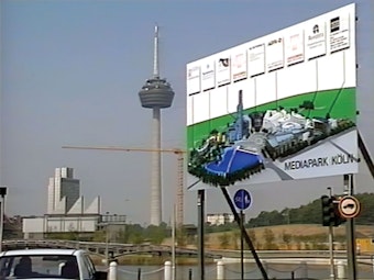 Das Bild zeigt ein Schild mit den Bauplänen des Kölner Mediaparks.