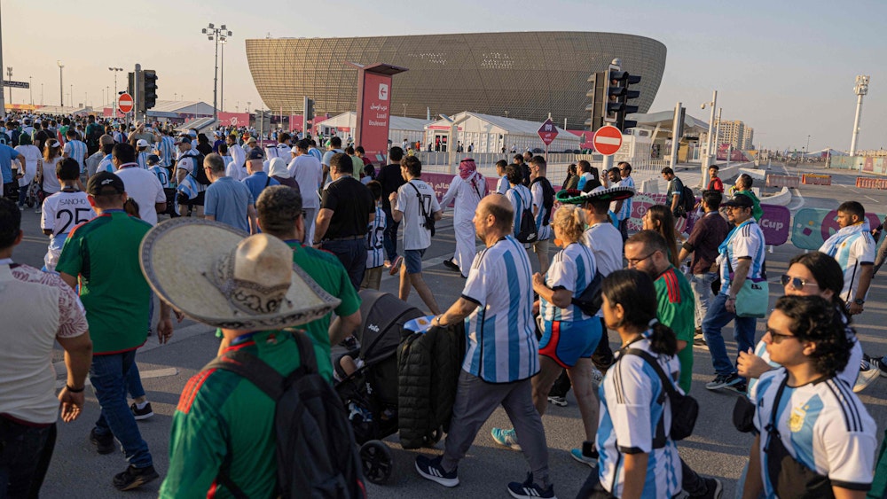 Fans von Mexiko und Argentinien strömen in Richtung Lusail Iconic Stadium bei der WM 2022