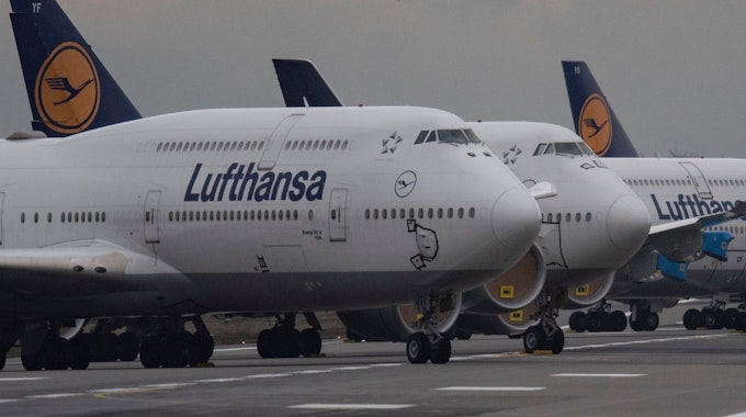 Lufthansa-Jets stehen hier am 28. Dezember 2020 auf der Landebahn Nordwest des Flughafens Frankfurt.