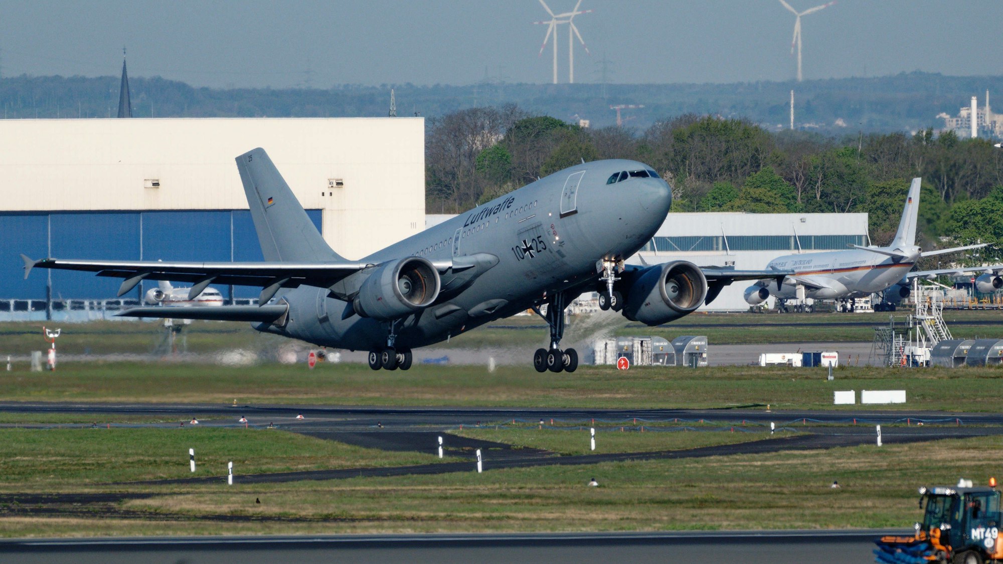 Ein Airbus A310 MedEvac der Bundeswehr startet vom Flughafen Köln/Bonn, um kriegsverletzte Ukrainer nach Deutschland zu holen.