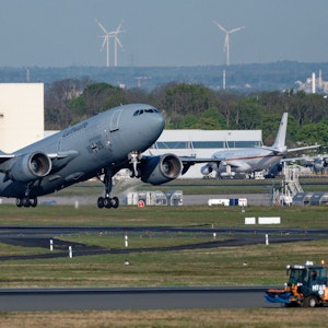 Ein Airbus A310 MedEvac der Bundeswehr startet vom Flughafen Köln/Bonn, um kriegsverletzte Ukrainer nach Deutschland zu holen.