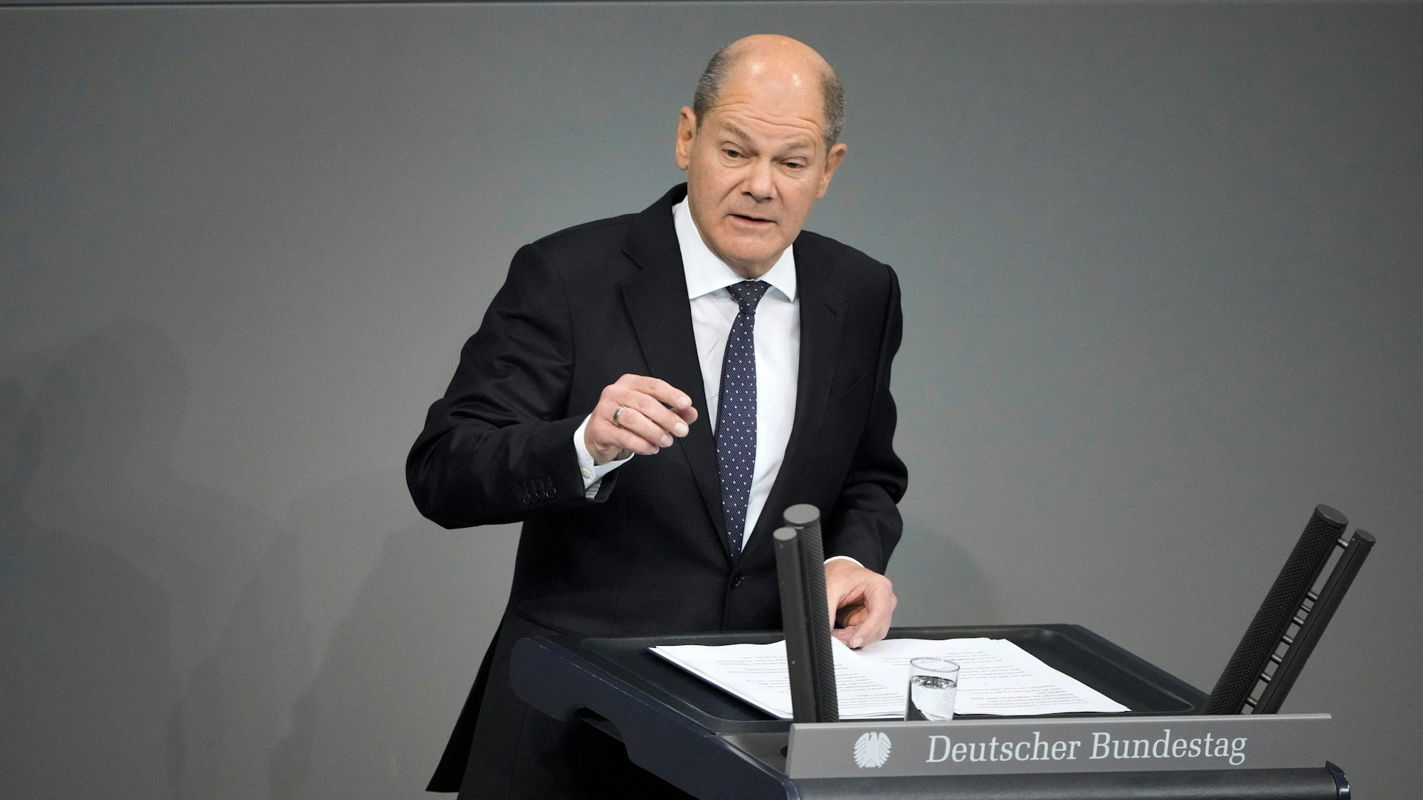 Bundeskanzler Scholz spricht im Deutschen Bundestag.